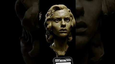 Escultor haciendo cara de mujer. Female portrait sculpture.