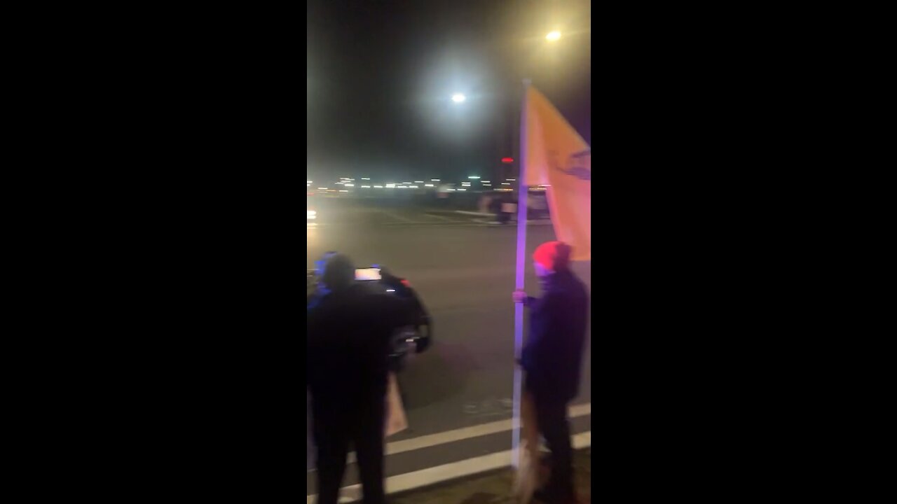 Cop 👮♂️ Shouts “Let’s Go Brandon” Over Loudspeaker 📢 to Trump Supporters