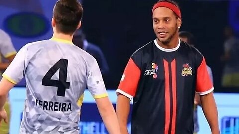 Bruxaria? Olha o que Ronaldinho fez no FUTSAL!