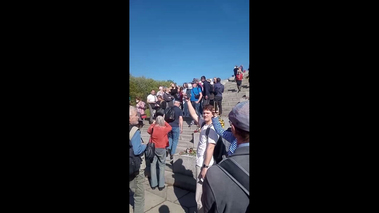 In Berlin, Ukrainian nationalists stage a provocation during Victory Day trying to block access to the monument to the fallen Soviet soldiers