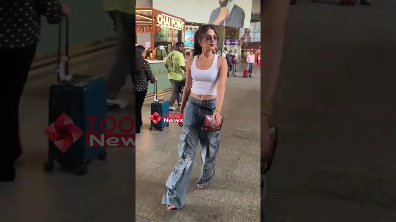 Rhea Chakraborty gets SELFIE clicked with fans as she arrives at the Airport 📸✈️