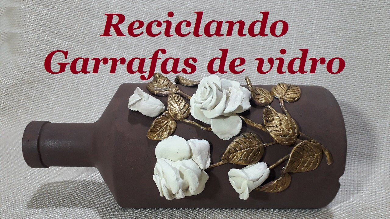 RECICLANDO GARRAFAS DE VIDRO - DECORADA COM ROSAS MODELADAS COM ARGILA DE SECAGEM AO AR @lucibuzo ​