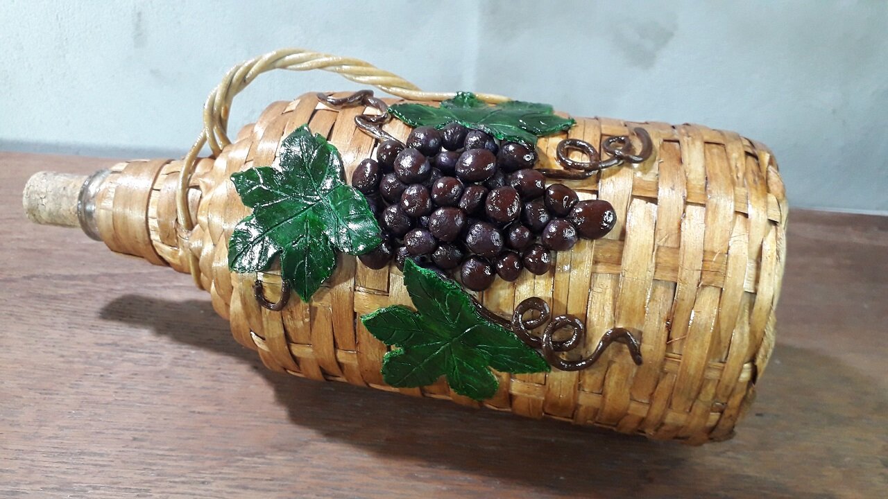 GARRAFA DECORADA COM CACHOS DE UVA - ARTESANATO COM VIDRO - @lucibuzo