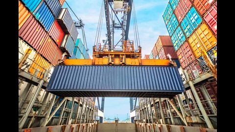 How are containers loaded in port-2022