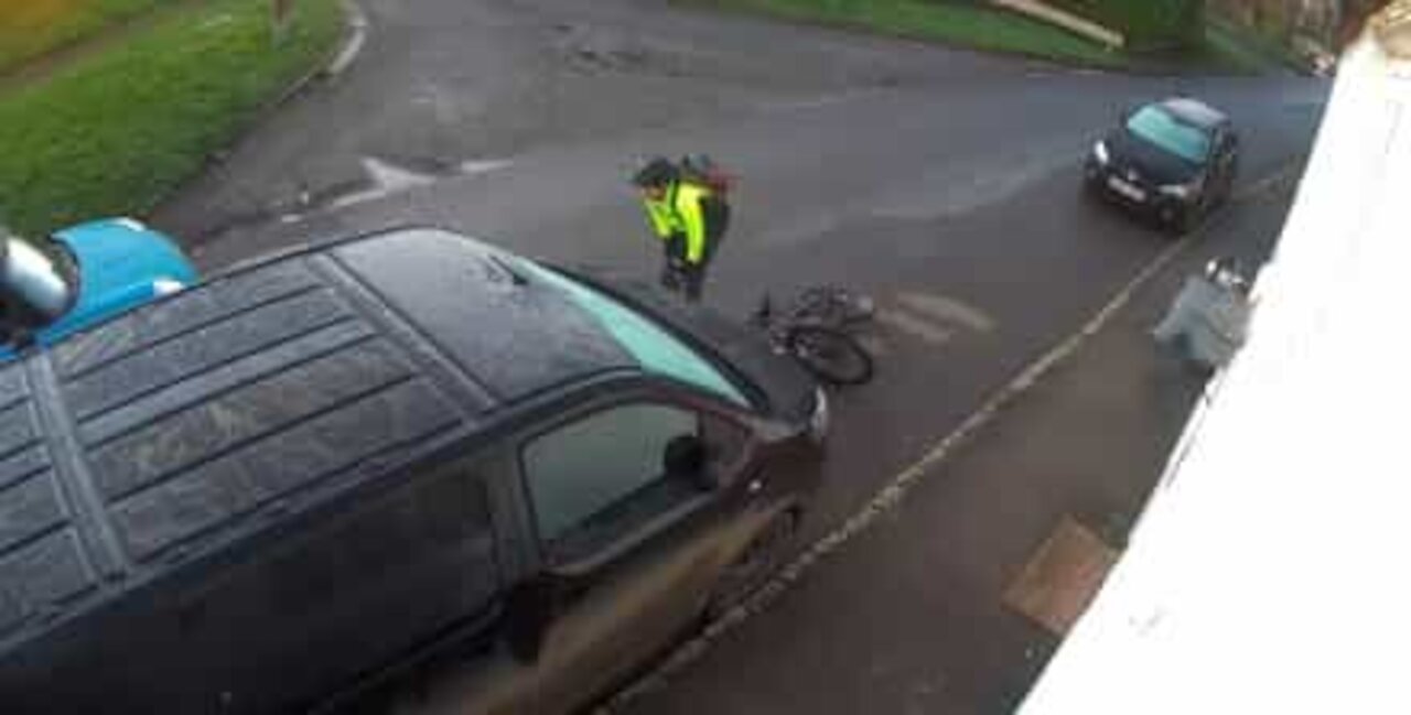 Cyklist glider på våd vej og styrter ind i varevogn