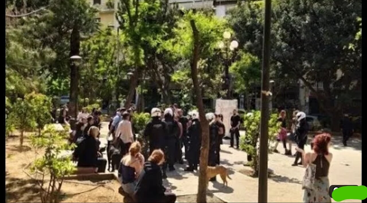 exrachieia qt Cops harassing people sharing the food