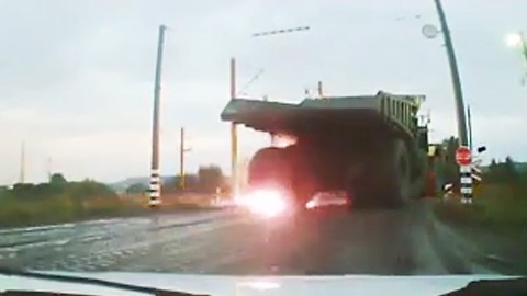 Massive tire explosion on the biggest truck in the world 