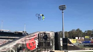 Ciclista tenta un backflip in bici fallendo