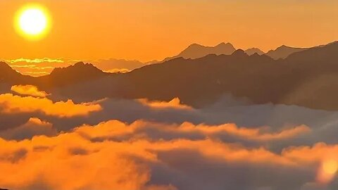 Pôr do sol luxuoso nas montanhas de Karachay-Cherkessia,Роскошный закат в горах Карачаево-Черкесии