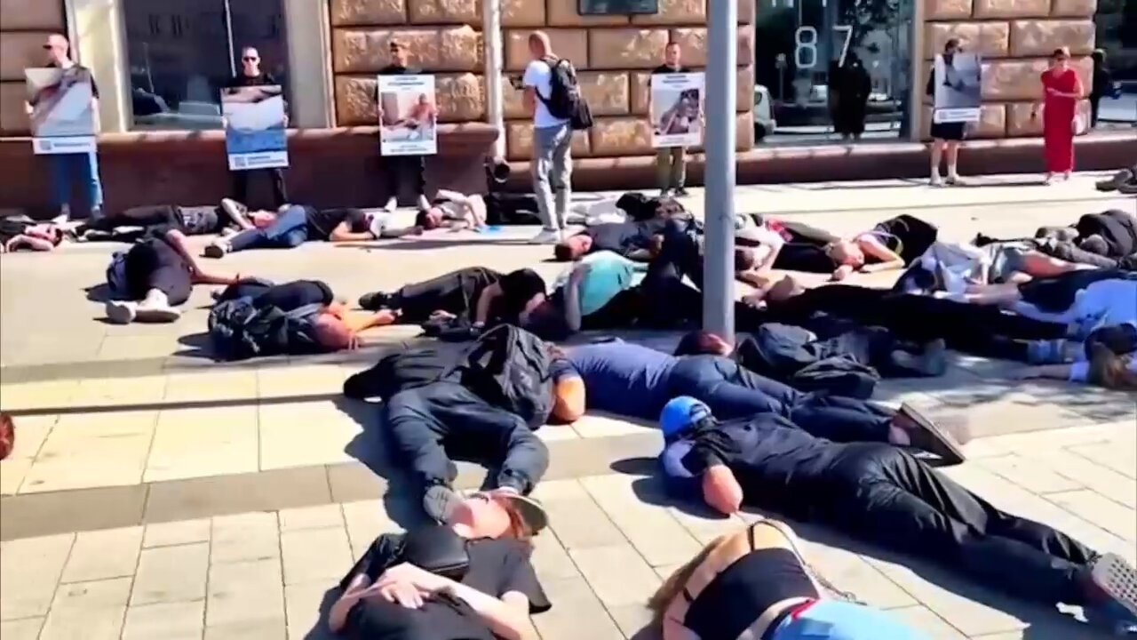 "Die-in" at US embassy in Moscow over use of PFM-1 "Petal" mines in Donbass