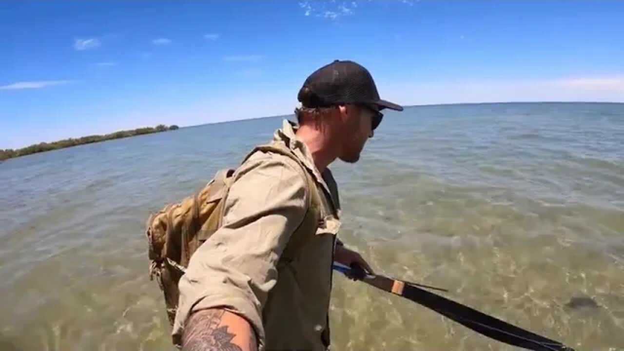 GIANT ~ CRAB ~ vs ~ MY ~ GIRLFRIEND ~ Her ~ first crab caught by hand CATCH AND COOK