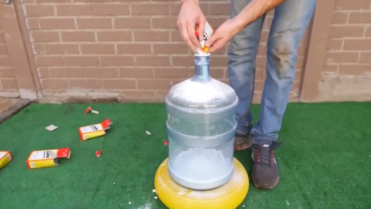 Experiment Giant Coca Cola Balloon VS Mentos-5