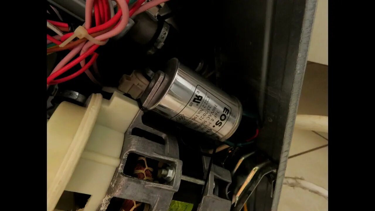 Troca de Capacitor do Motor da Lava-Louças Electrolux LE09X - Problemas e Soluções