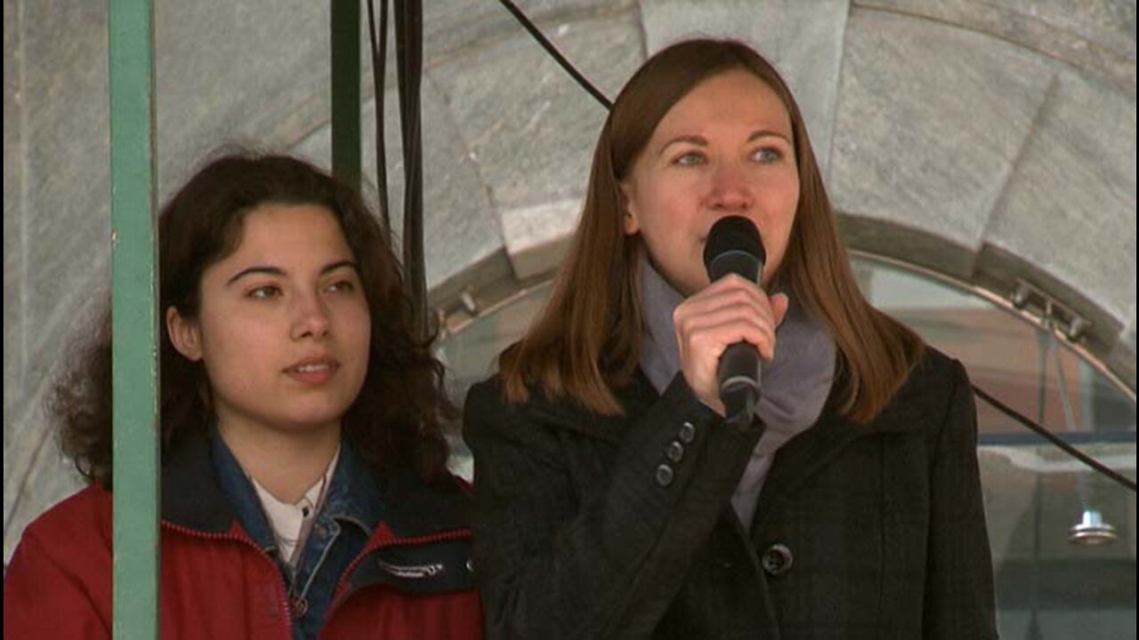 Reden von Sigrid Groicher und Andrhea Scarinci der Organisation "Studenten stehen auf"