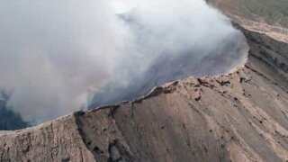 Rare beauty! Adventurers walk around the top of a volcano