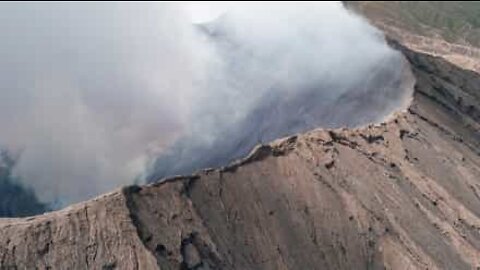 Rare beauty! Adventurers walk around the top of a volcano