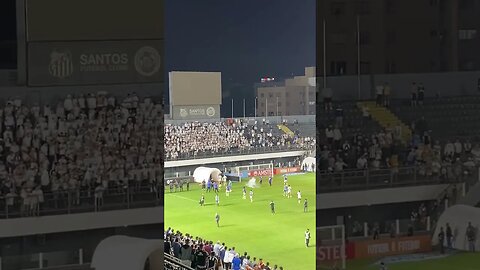 Torcedores do Santos jogando bombas na entrada do vestiário após derrota na Vila