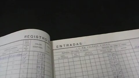 DIA-13/05/2022-11hs- ESCRITORIO -LIVROS DOCUMENTOS GUARDADOS POR VARIOS ANOS - LIMPEZA-LIXO