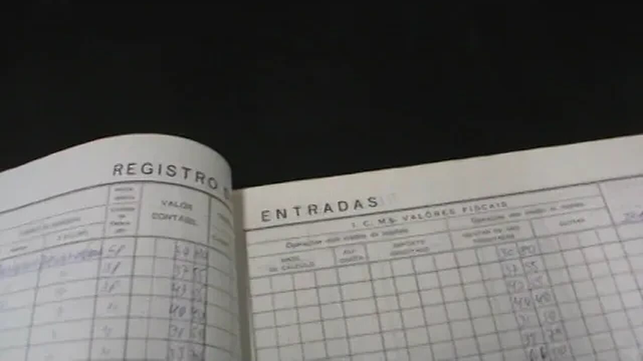 DIA-13/05/2022-11hs- ESCRITORIO -LIVROS DOCUMENTOS GUARDADOS POR VARIOS ANOS - LIMPEZA-LIXO