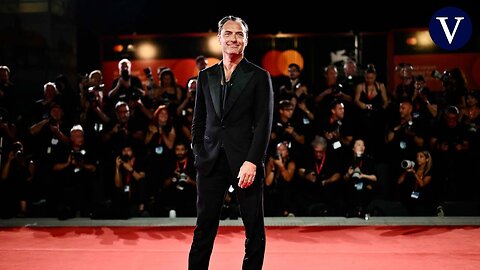 Un espectacular Jude Law desata la locura en la alfombra roja del Festival de Cine de Venecia