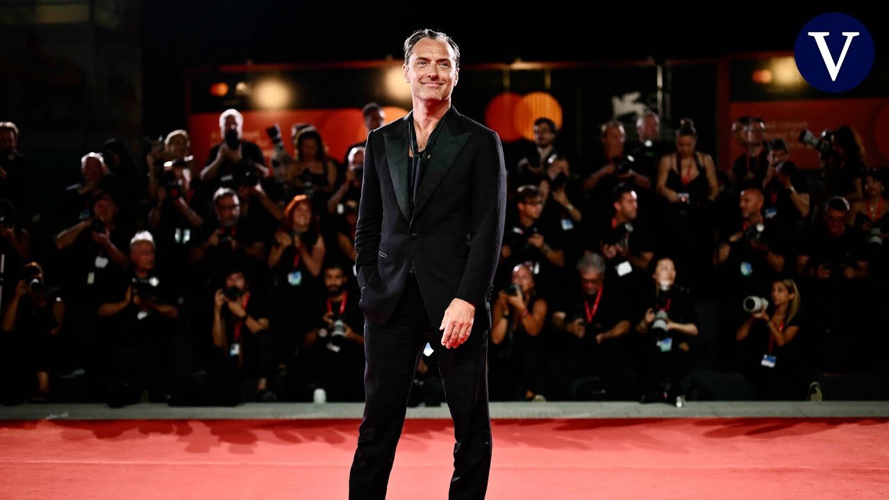 Un espectacular Jude Law desata la locura en la alfombra roja del Festival de Cine de Venecia