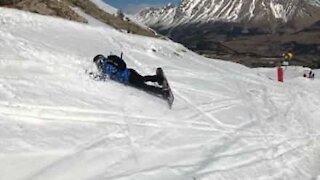 Esquiador cai na neve como uma raposa