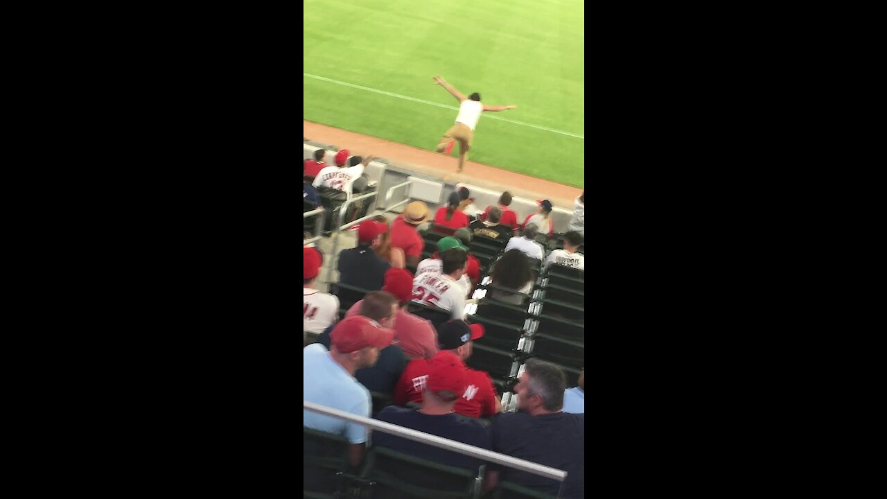College student runs onto field during Atlanta Braves game