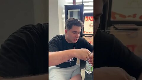 CEL MAI ENERVANT LUCRU LA O STICLA DE APA #oguritamica #mancaciosul #food #romania #mancare