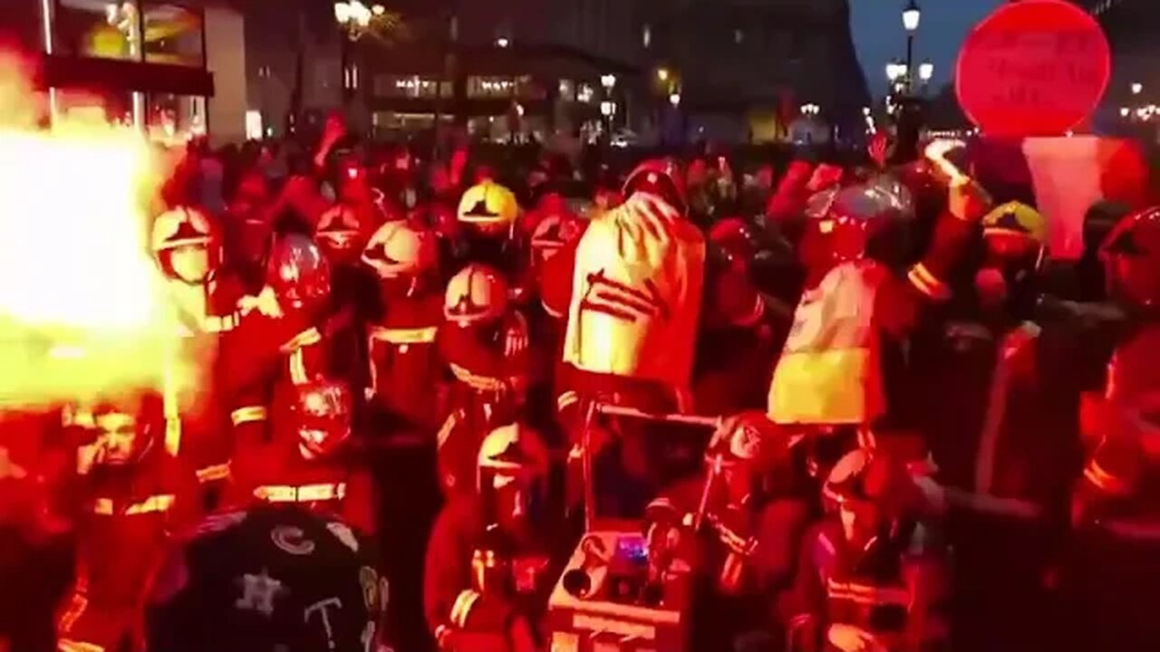 🇫🇷 Firefighters with the people. Several fire brigades have joined the French protesters...