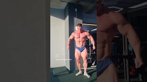 pose big ! #bodybuildingmotivation #bodybuilding #gym #training