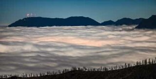 Ce ralenti nous offre une mer de nuages sur Colorado Springs