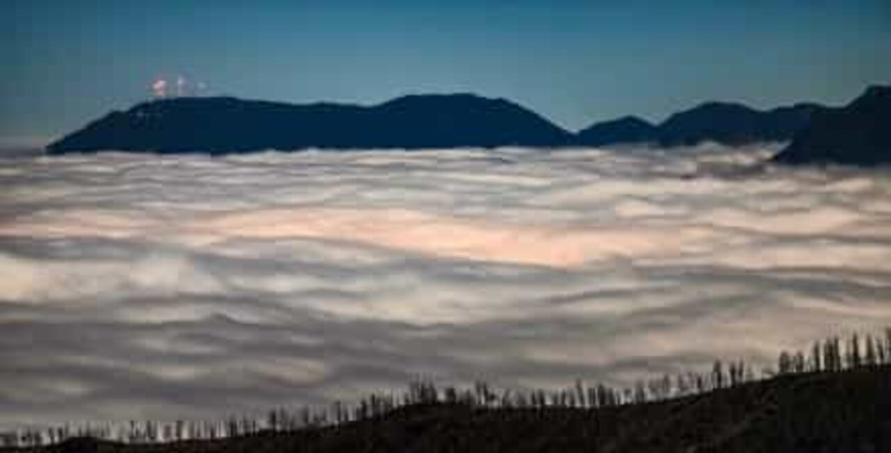 Ce ralenti nous offre une mer de nuages sur Colorado Springs