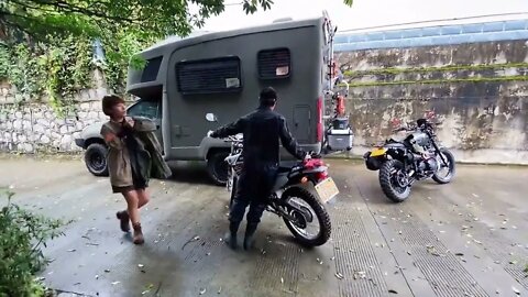 A rainy season motorcycle trip in Dali is a blessing to be backed up by an off-road RV.