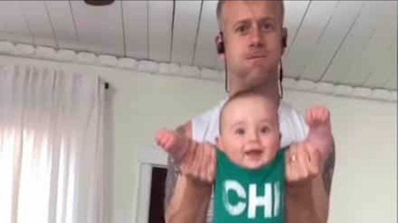 Far opfinder ny hjemme-workout med baby