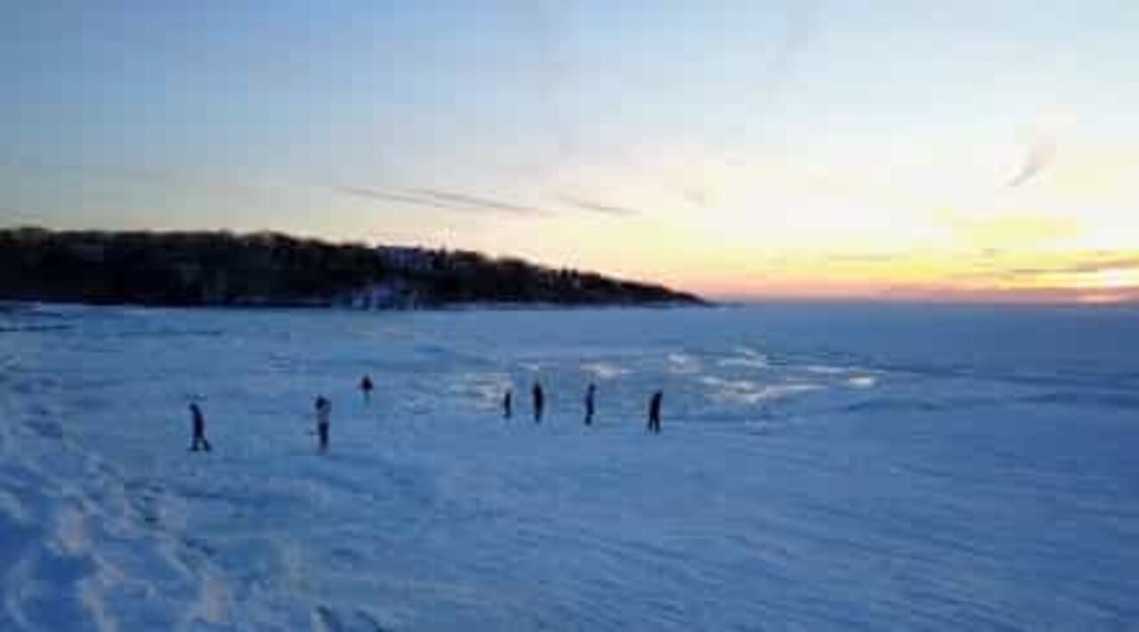 Et fugleperspektiv af en frossen strand i Massachusetts