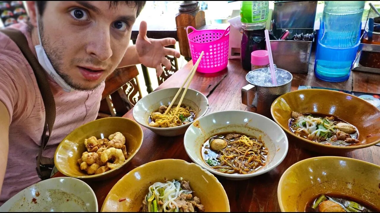 Thai Boat Noodles, Yummiest Noodles You'll Ever Eat! 🇹🇭