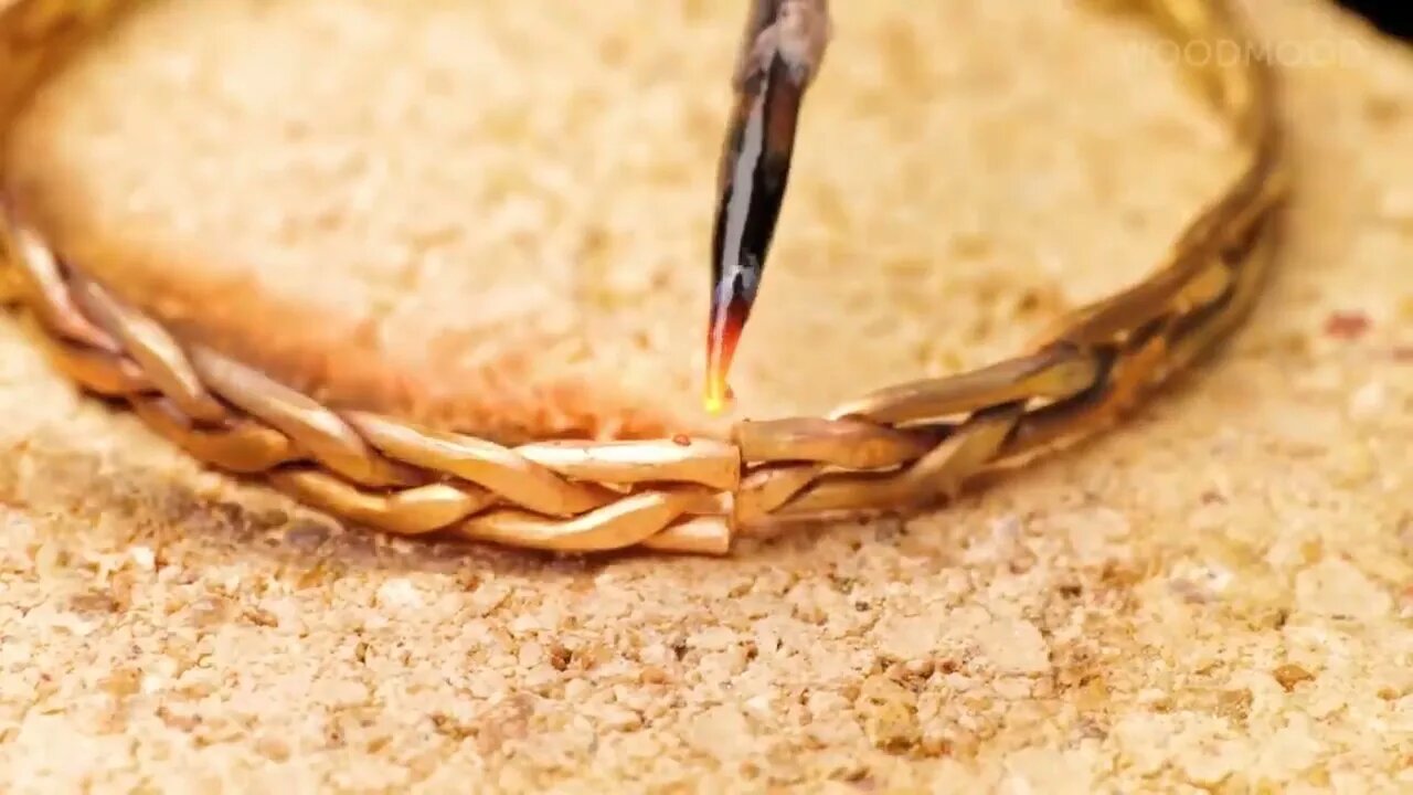 A unique piece of jewelry: Dandelion in Epoxy resin