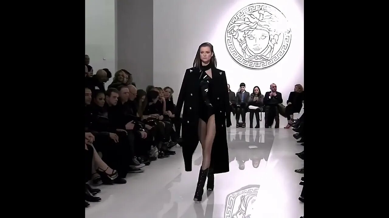 Kasia Struss and Daria Strokous opening Versace Fall/Winter 2013