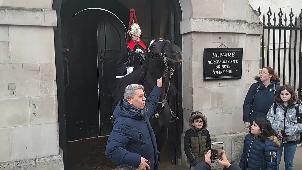 Female kings guard shouts at Tourist. police laugh at him running away #thekingsguard