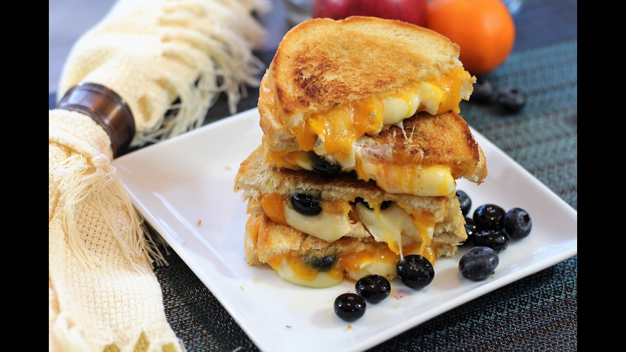 How to make a brie & blueberry grilled cheese sandwich