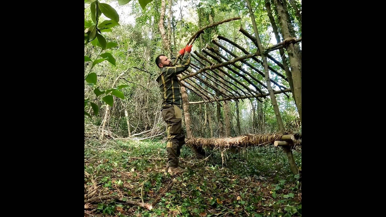 Bushcraft survival shelter - Primitive camping