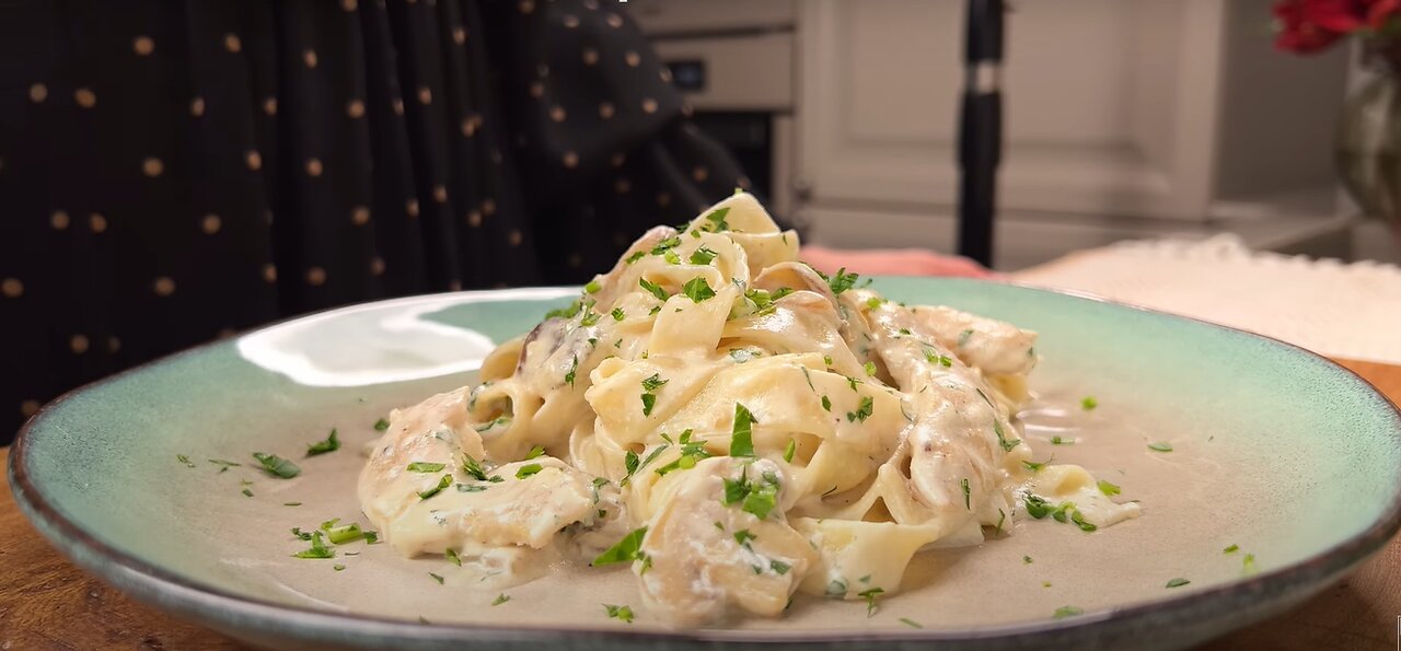 Top 3 Famous Italian Pasta Recipes! Bolognese, Carbonara and Fettuccine Alfredo!