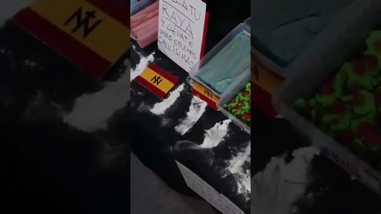 🇪🇸 infoVlogger simula “cosas de socialistas” con azúcar en la Calle Ferraz, Madrid