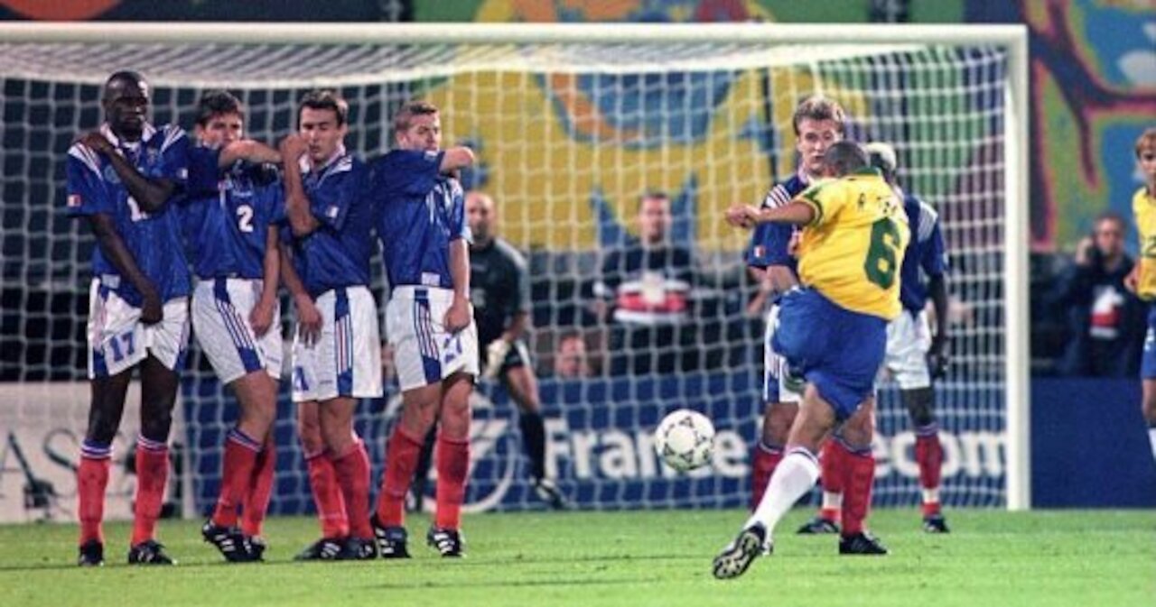 Roberto Carlos amazing free kick