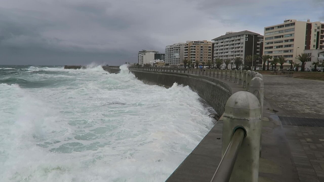 SOUTH AFRICA - Cape Town - Wintry weather in Cape Town (Video) (onB)