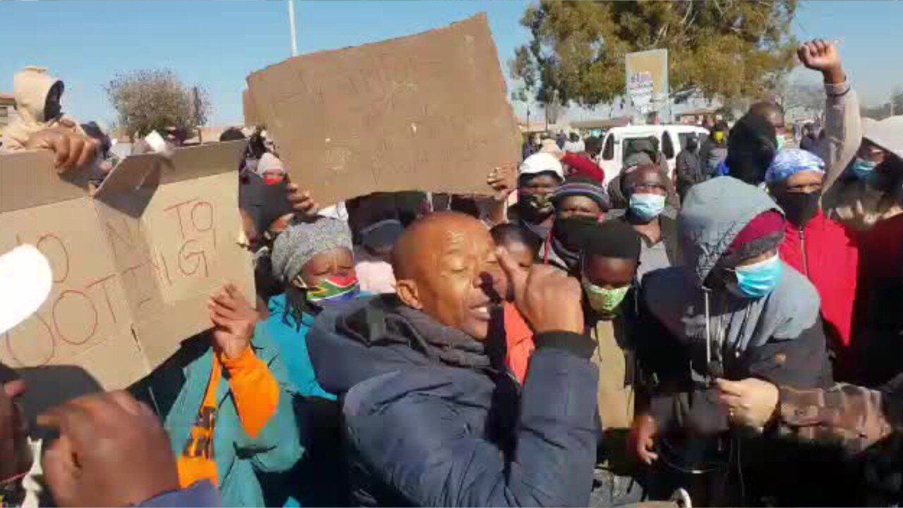 Pimville residents stand up to looters