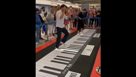 Play the piano walking / big ground piano #piano #walkingpiano