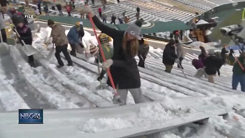 Lambeau Field requests shovelers Sunday morning before game