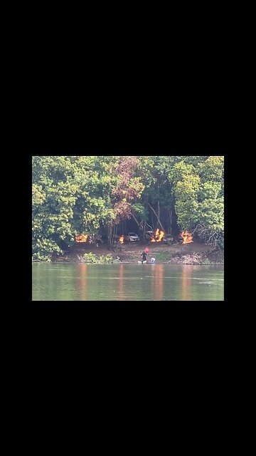 Ativistas ateiam fogo em veículos de padre e de freiras #shorts