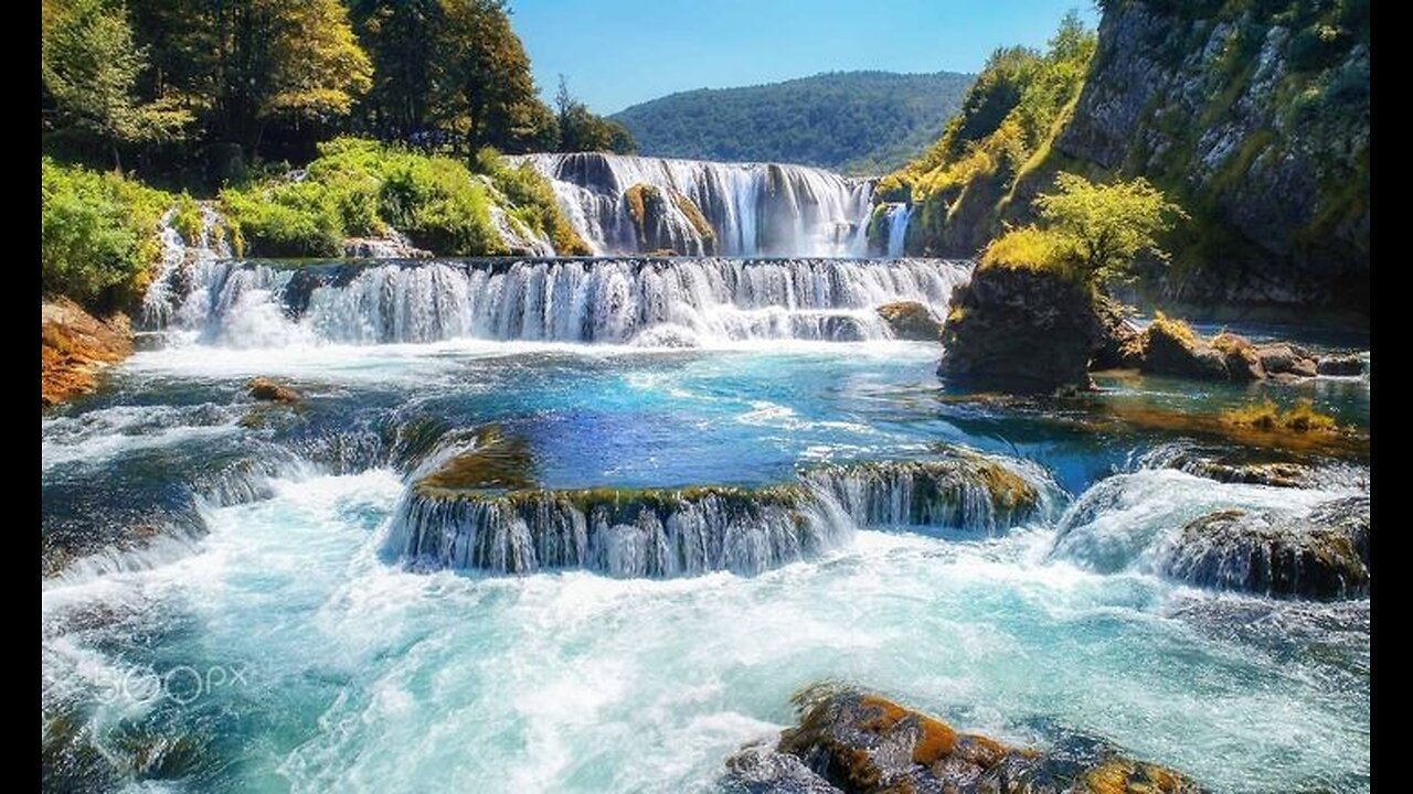 Experience nature's splender🌿🌿🍃: cloud movements🌥️🌥️ and galloping horses 🐎🐎